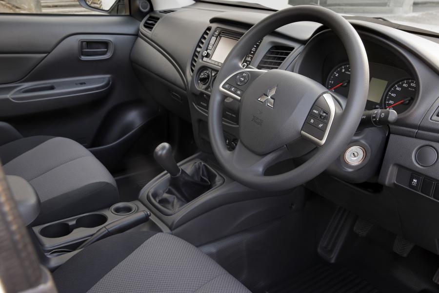 Интерьер Mitsubishi Triton Single Cab Chassis 2019 года  (AU) (фото 4 из 7)